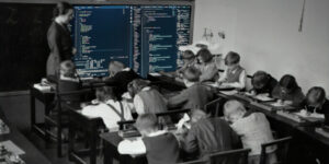 Man sieht eine Lehrerin in einem Klassenraum, welcher sehr alt wirkt. In den Raum ist an die Tafel ein Bildschirm mit Quellcode hineinmonitiert.