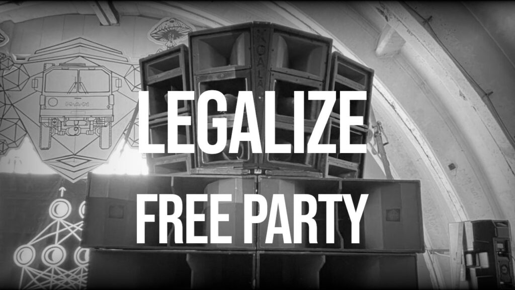 Eine Musikanlage aus vielen Lautsprechern in Grautönen. Darüber die Worte: "Legalize Free Party"