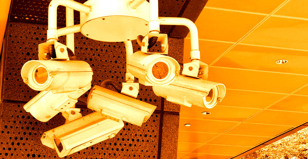 Eine in orange gefärbte Kameraanlage mit 6 einzelnen, in verschiedene Richtungen zeigenden Kameras.