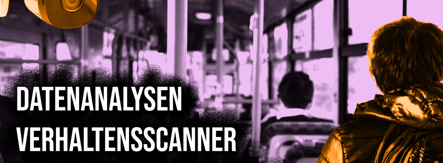 Eine Szene in einem Bus. Mehrere Menschen sitzen auf den Plätzen im Bus, alles ist in Lila gefärbt. Eine eingefügte Kamera in der linken oberen Ecke ist in Richtung einer Person in der vorderen rechten Ecke gerichtet. Kamera und diese Person sind in Orange gefärbt. Außerdem ist links neben der Person in Weiß zu lesen: Datenanalysen, Verhaltensscanner, Gesichtersuche im Netz.