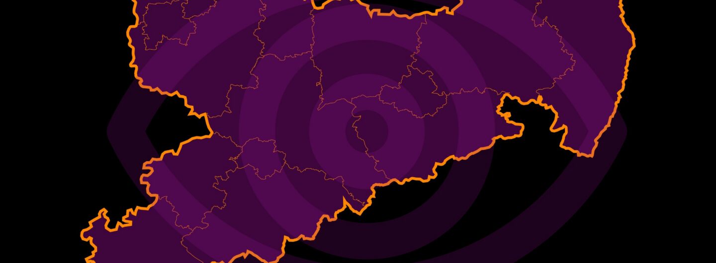 Eine Karte von Sachsen in lila und orange mit einem großen Auge darüber.